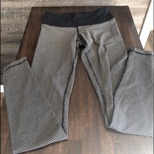 Lululemon Wunder Under Black & White  Leggings 4